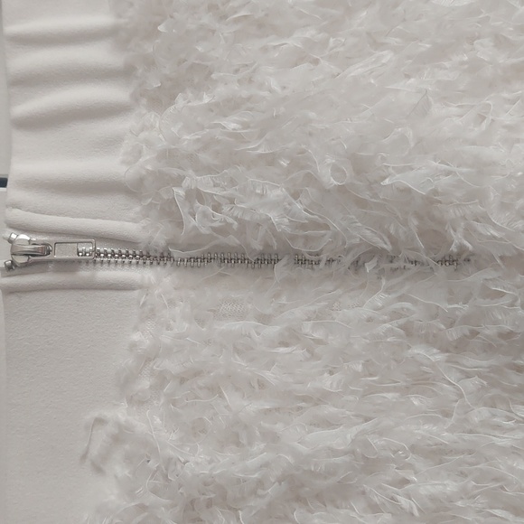 Capsulle White Feathered Mini Skirt with Exposed Silver Zipper Size Large NWT - Picture 10 of 16